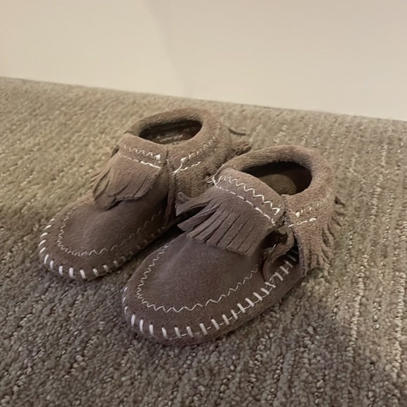 NWOT - Toddler Minnetonka Gray Moccasin- Size 4 - Picture 5 of 7